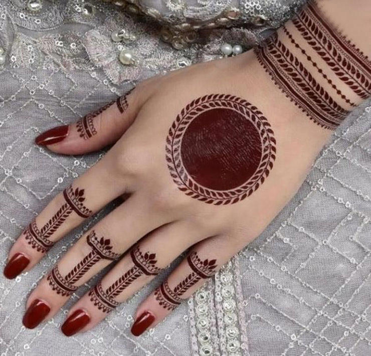 Intricate Gol Tikki Mehndi Design